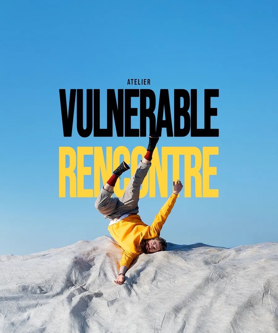 Affiche bleue « Atelier Vulnérable Rencontre » : homme en sweat jaune renversé sur une bâche blanche