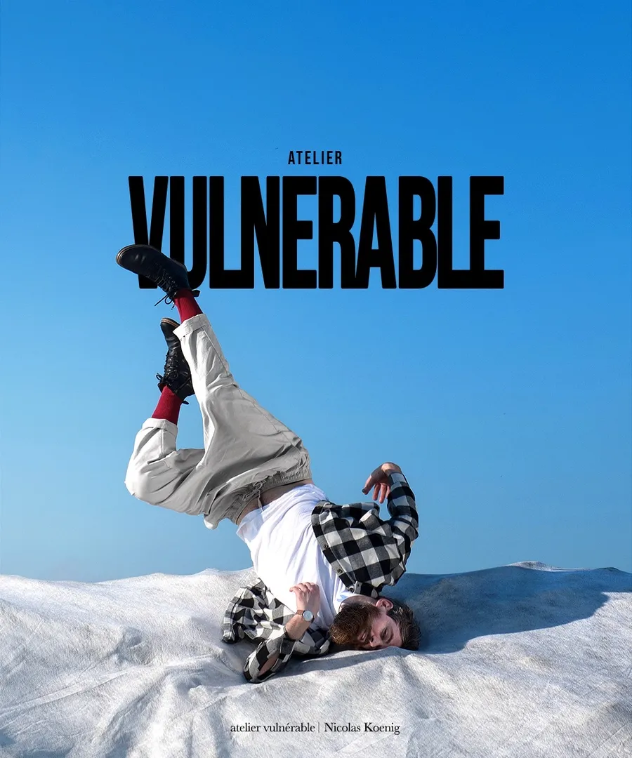 Affiche « Atelier Vulnérable » : homme en chemise à carreaux allongé jambes en l'air sur une bâche, ciel bleu