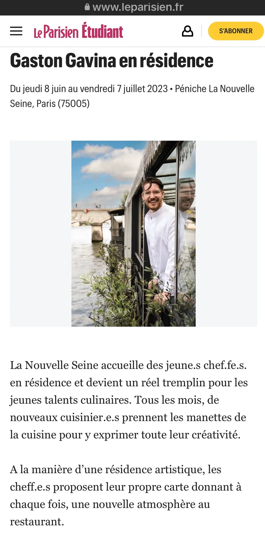 Capture d'article du Parisien Étudiant : chef en veste blanche souriant à la fenêtre d'une péniche