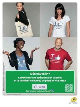 Affiche La Banque Postale : quatre personnes en t-shirts et tote bag imprimés, « Idée neuve n°7 »