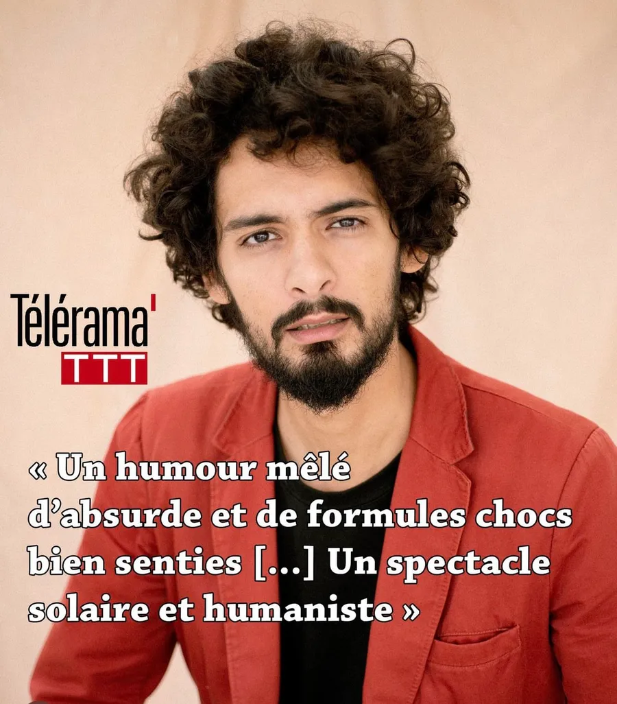 Visuel Télérama : homme aux cheveux bouclés en veste rouge, citation d'une critique de spectacle