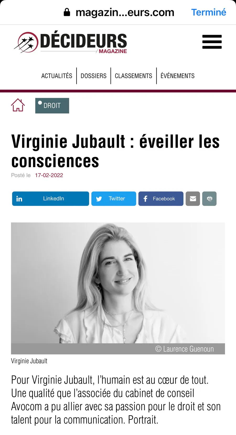 Capture d'article Décideurs Magazine : femme blonde souriante en blouse blanche, portrait noir et blanc