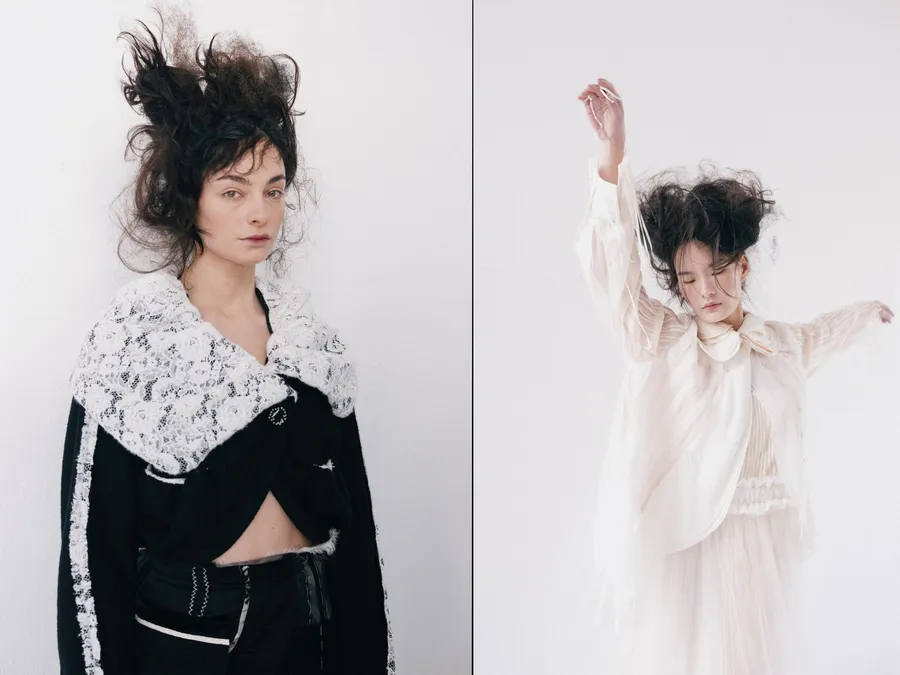 Diptyque : femme en cape noire à dentelle blanche, coiffure hérissée, puis mannequin bras levés en chemisier écru
