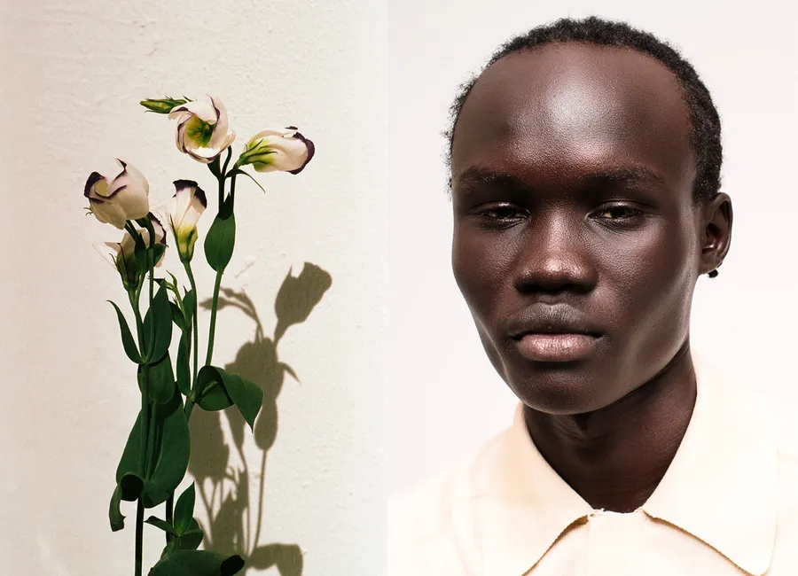 Diptyque : lisianthus blancs et leur ombre sur un mur clair, et portrait de face d'un homme en chemise crème