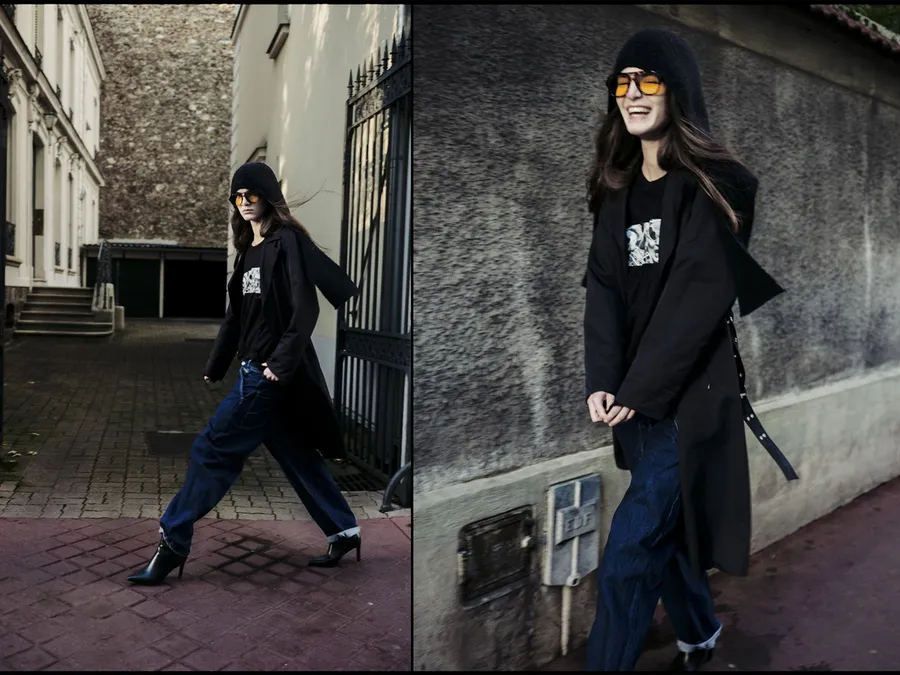 Diptyque : femme en long manteau noir, bonnet et lunettes orangées, marchant dans une rue pavée
