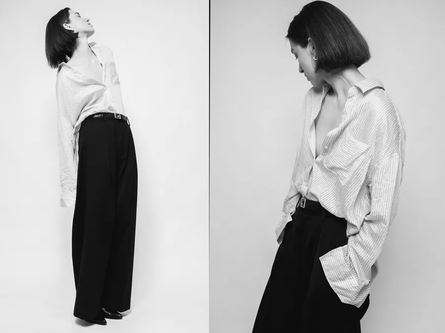 Diptyque noir et blanc : femme au carré en chemise rayée ouverte et pantalon noir large, fond de studio