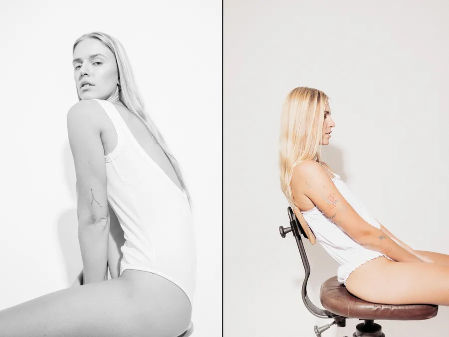 Diptyque : femme blonde en body blanc de profil, puis assise sur un tabouret à assise de cuir, bras tatoués