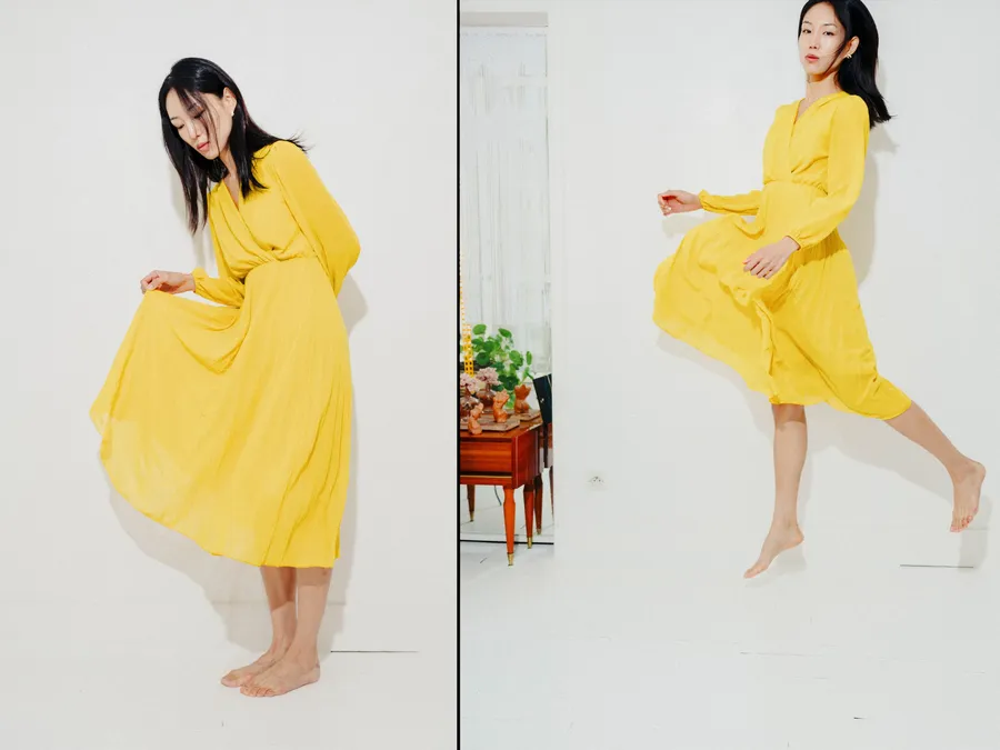 Diptyque : femme en robe jaune plissée à manches longues, pieds nus, tenant le tissu puis en mouvement