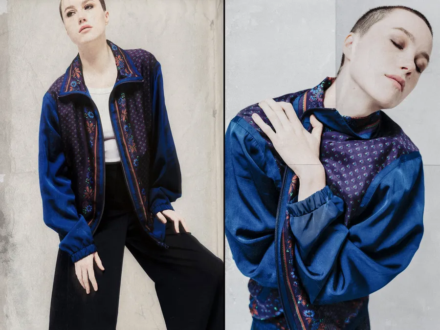 Diptyque : femme aux cheveux ras en veste de survêtement bleue à motifs floraux, contre un mur de pierre claire