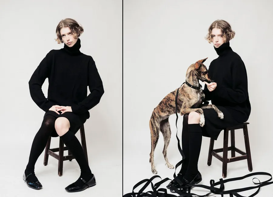 Diptyque : femme en col roulé noir assise sur un tabouret, puis accompagnée d'un lévrier bringé en laisse