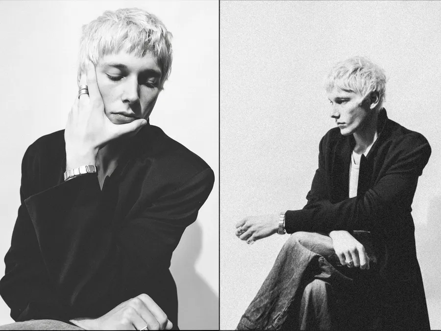 Diptyque noir et blanc : personne blonde à coupe courte en veste noire, main sous le menton, puis assise de profil