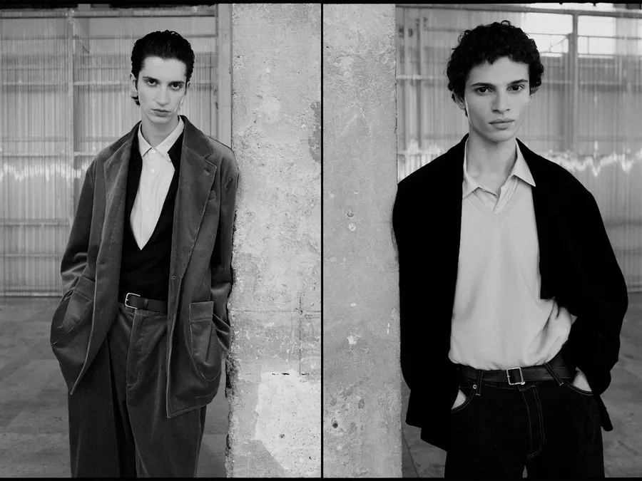 Diptyque noir et blanc : deux hommes en costume ample adossés à un pilier de béton dans une halle industrielle